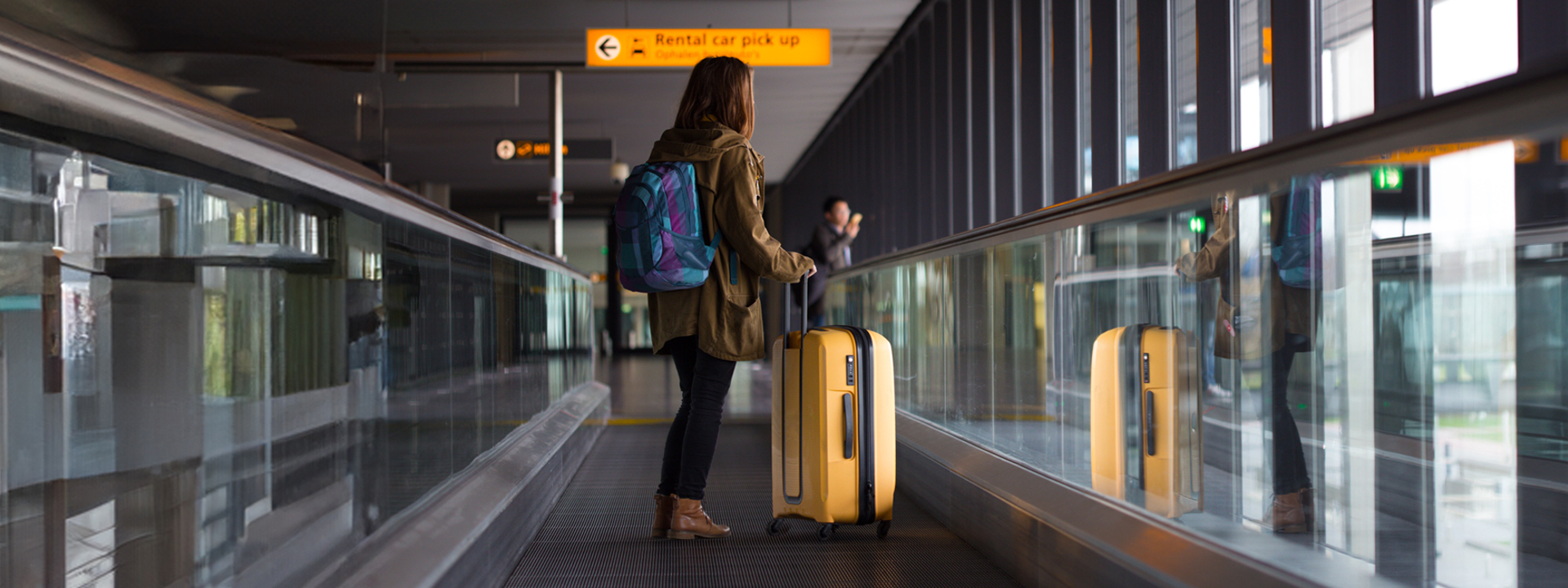 Reiziger met koffer op loopband