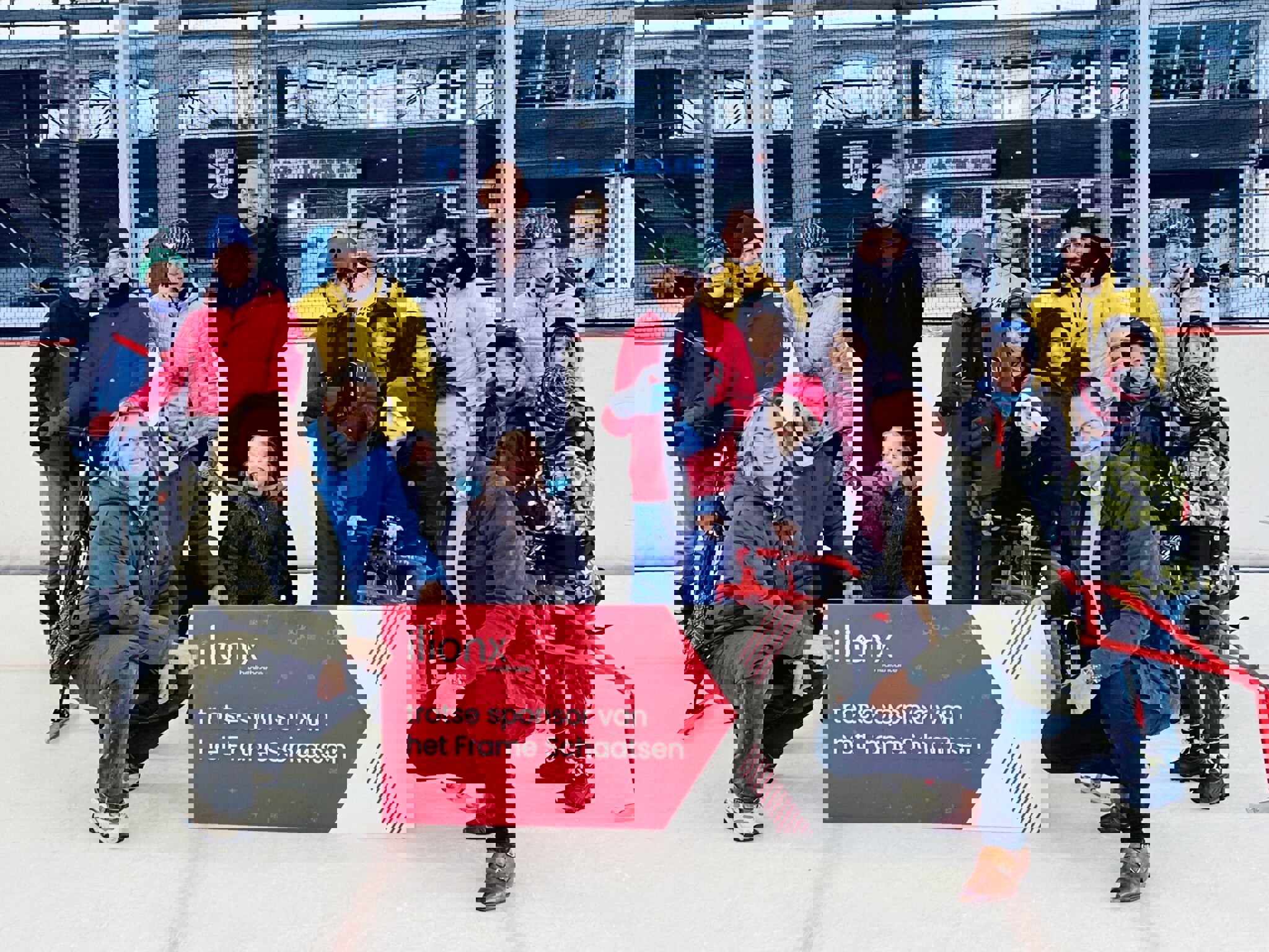 Foto met  Minke Leegwater (Stichting het Gehandicapte Kind), Michiel Kersten (IJsbaan Haarlem) en Erik Schmitz (ilionx)