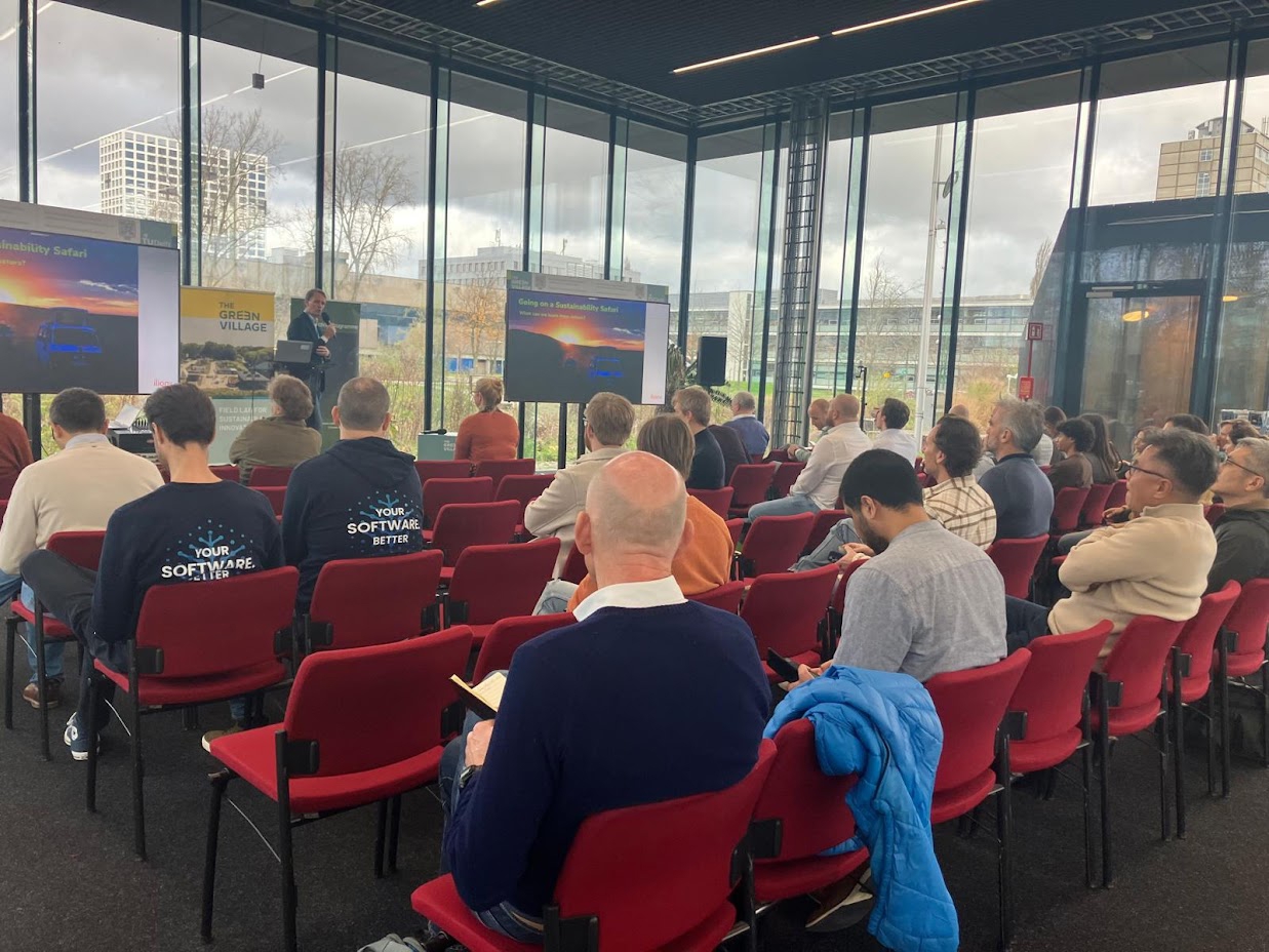 Organisator Maarten Küppers presenteert tijdens de Green Waves Hackathon 