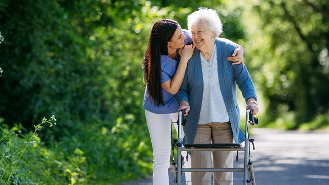 GRZ oudere vrouw met begeleider