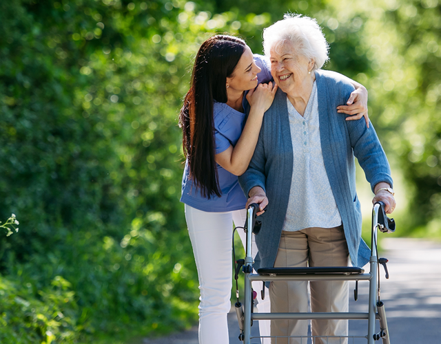 GRZ oudere vrouw met begeleider
