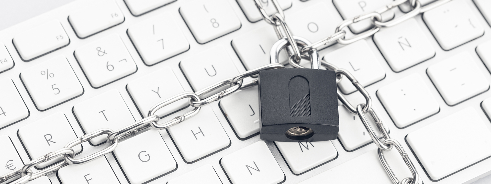 Toetsenbord met gesloten hangslot ter ondersteuning aan het klantverhaal GGD Hollands Noorden