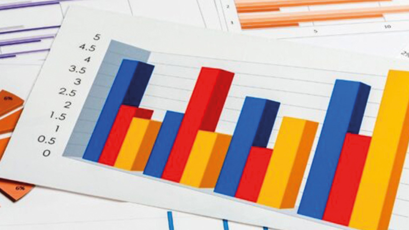 Papieren met tabellen en cirkeldiagrammen