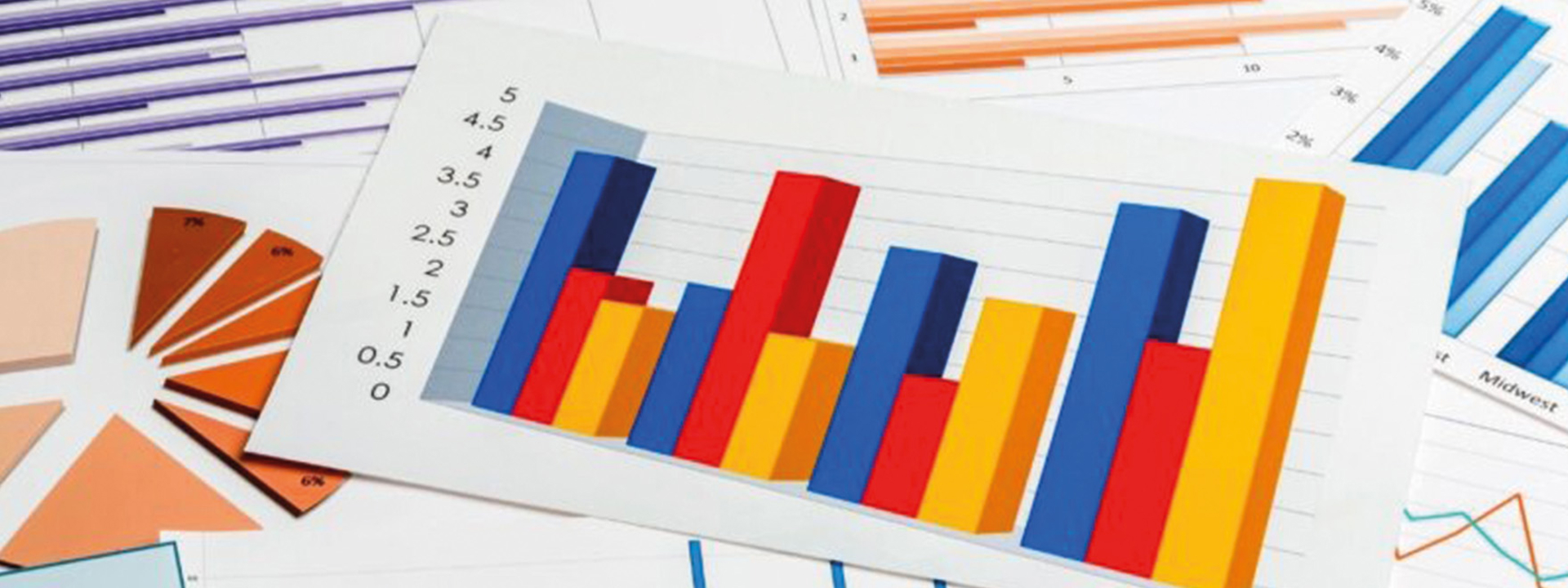 Papieren met tabellen en cirkeldiagrammen