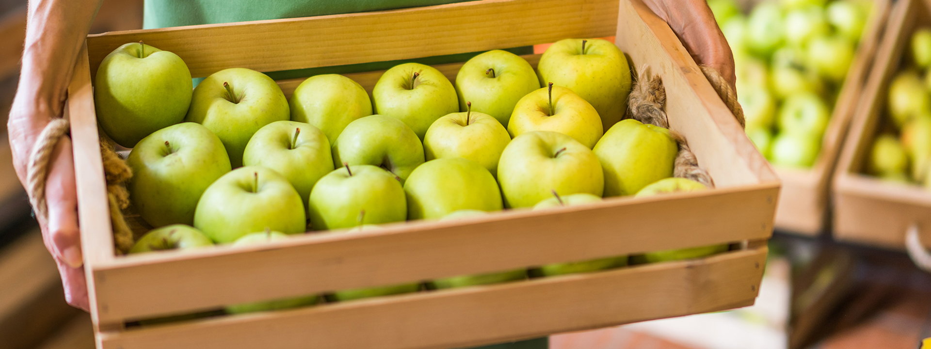 Gele appels in een houten kist gepresenteerd, ter ondersteuning aan het FSSC klantverhaal