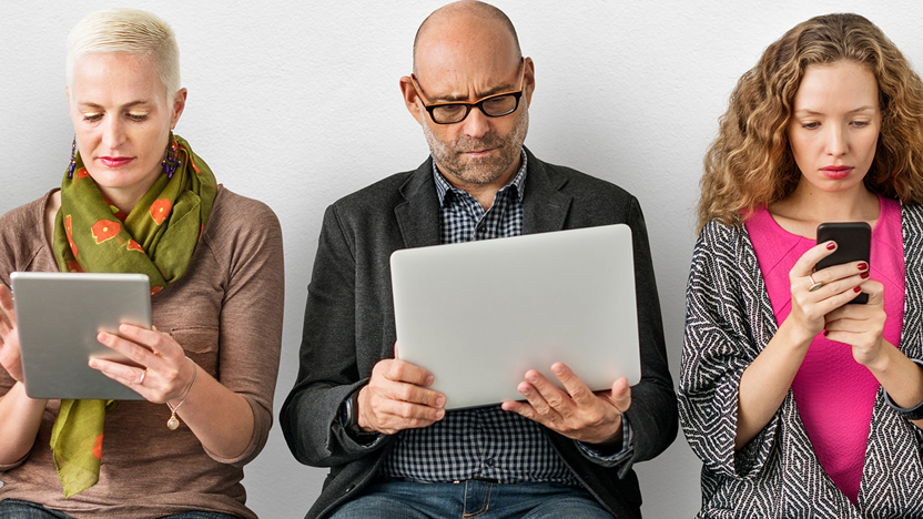 Afbeelding van diverse mensen op hun devices | Ter ondersteuning aan het blog over digitale inclusie