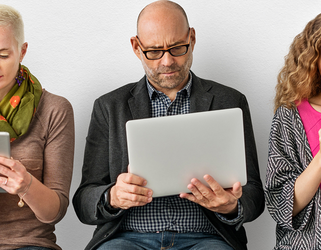 Afbeelding van diverse mensen op hun devices | Ter ondersteuning aan het blog over digitale inclusie