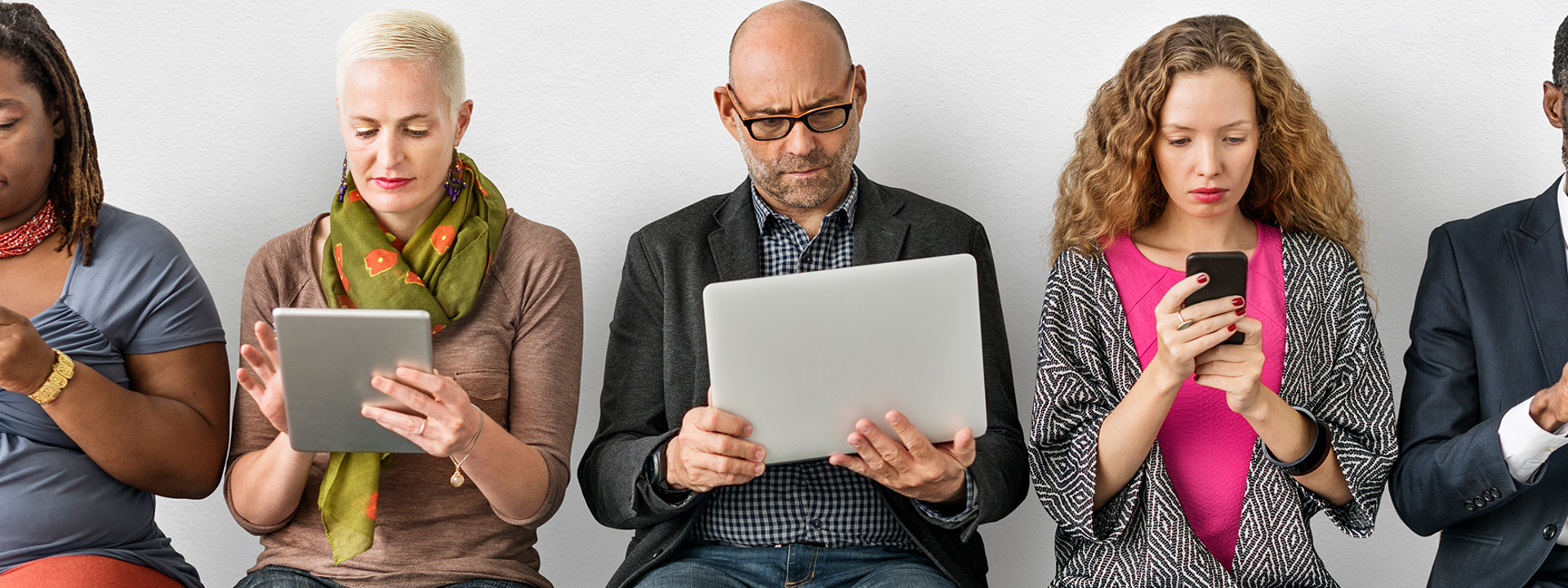 Afbeelding van diverse mensen op hun devices | Ter ondersteuning aan het blog over digitale inclusie
