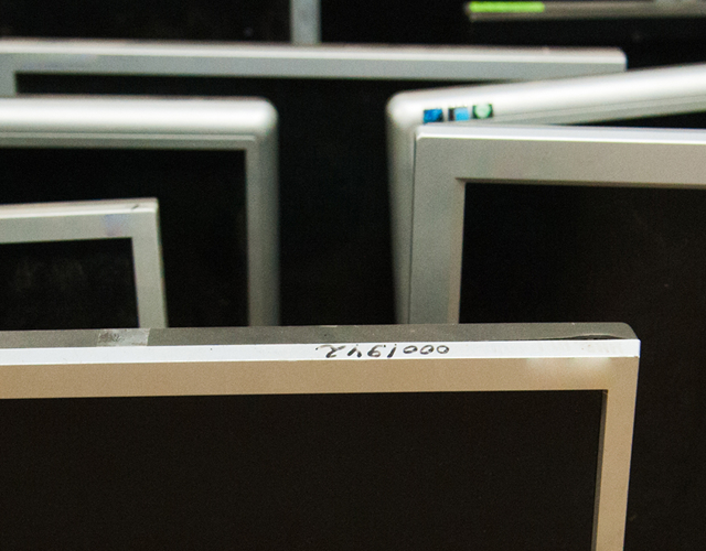 Meerdere monitoren bij elkaar, ter ondersteuning aan het 'internationale e-waste dag' nieuwsbericht