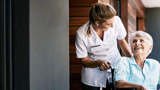 Blog ZorgControl | verpleegster helpt vrouw in rolstoel