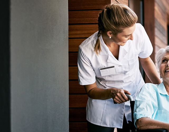 Blog ZorgControl | verpleegster helpt vrouw in rolstoel