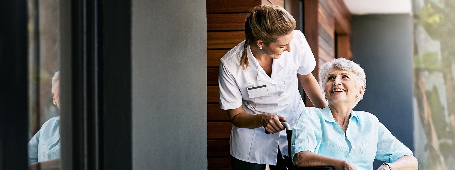 Blog ZorgControl | verpleegster helpt vrouw in rolstoel