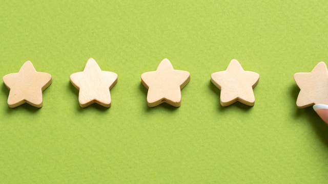 5 sterren en een hand op een groene achtergrond | Computable werkgeversonderzoek