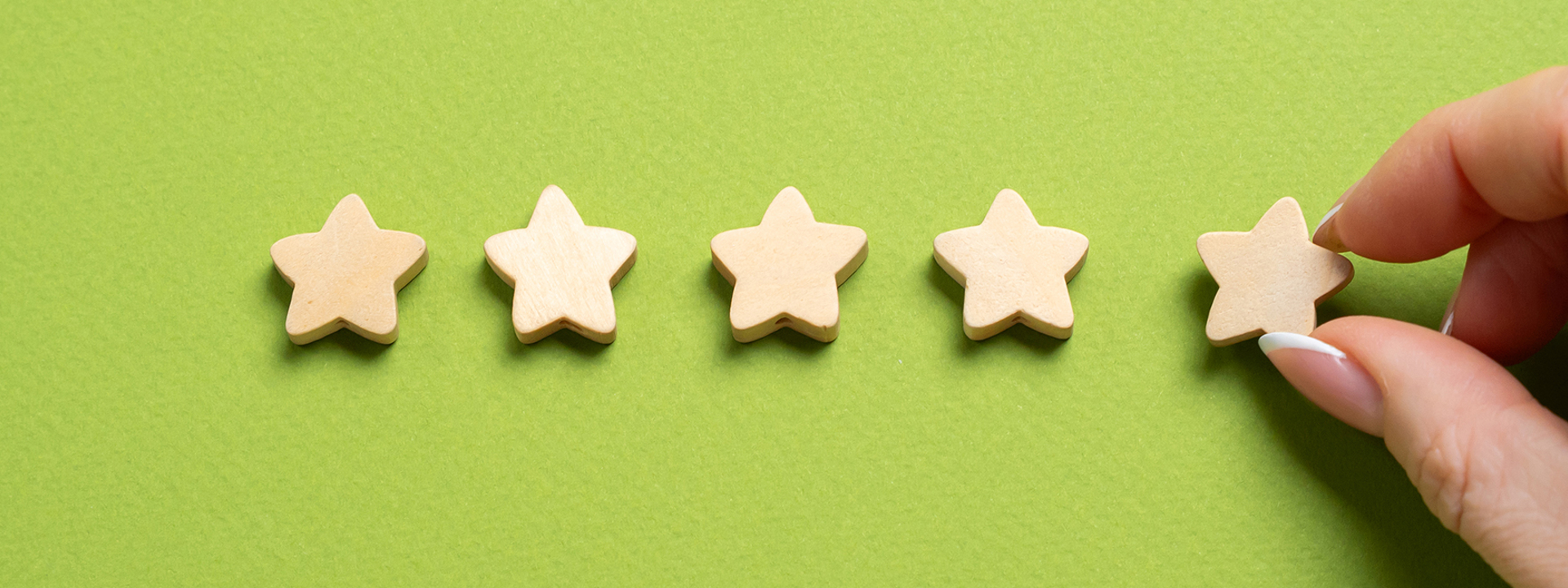 5 sterren en een hand op een groene achtergrond | Computable werkgeversonderzoek