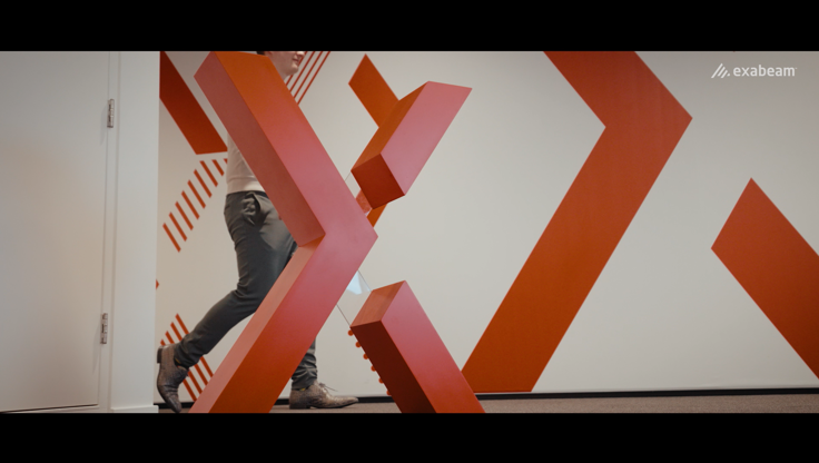 Grote rode X in beeld met een persoon die achter de X langs door het beeld loopt | Videostill uit ICT NML klantvideo
